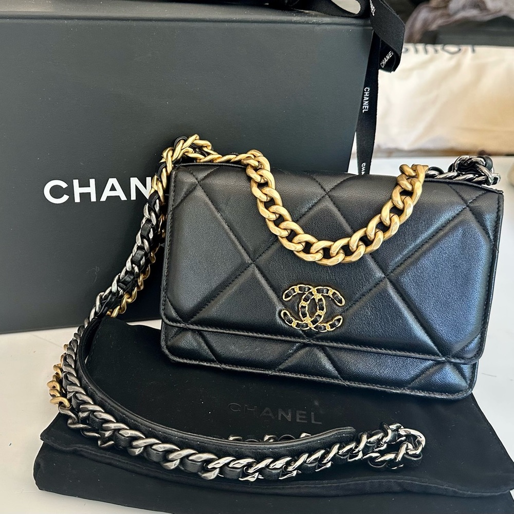 CHANEL 19 Wallet on Chain. Great Condition & In Super In Demand Black Lambskin!